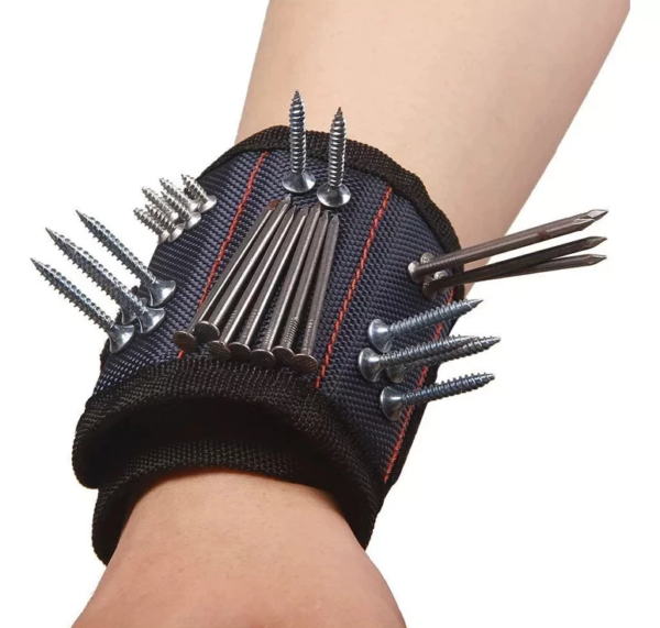 A pulseira magnética é uma ferramenta prática e funcional ideal para quem trabalha com pregos, parafusos, agulhas e outros pequenos objetos metálicos.