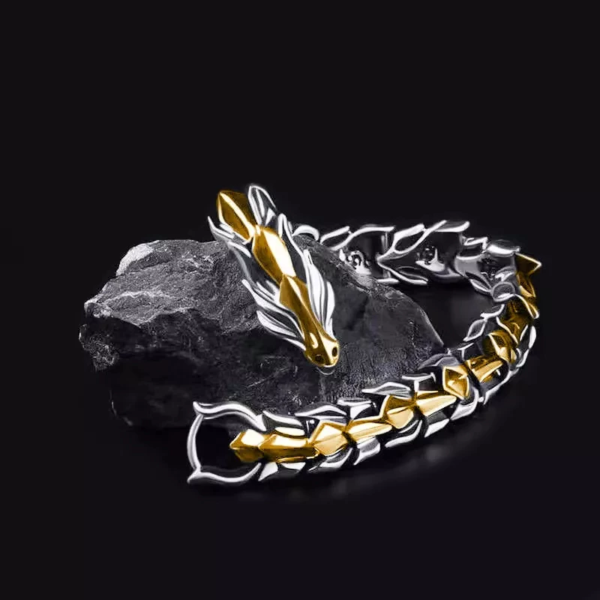 Adicione um toque de força e estilo ao seu visual com a Pulseira Masculina Dragão Oriental em Aço Estilo Viking. Inspirada nas culturas nórdica e oriental,